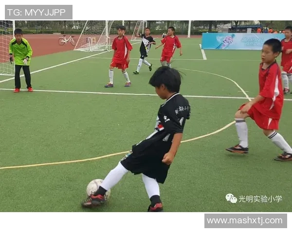 小足球明星传递正能量激励年轻人追逐梦想与热爱运动的精神