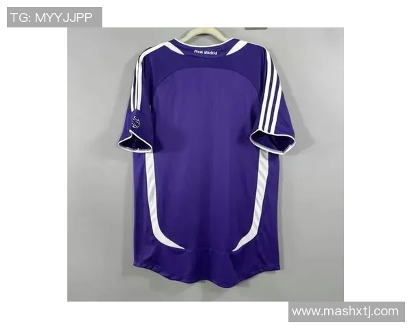 足球明星打底衣时尚搭配解析与精选图片展示,让你领略运动与潮流的完美结合 足球明星打底衣时尚搭配解析与精选图片展示,让你领略运动与潮流的完美结合